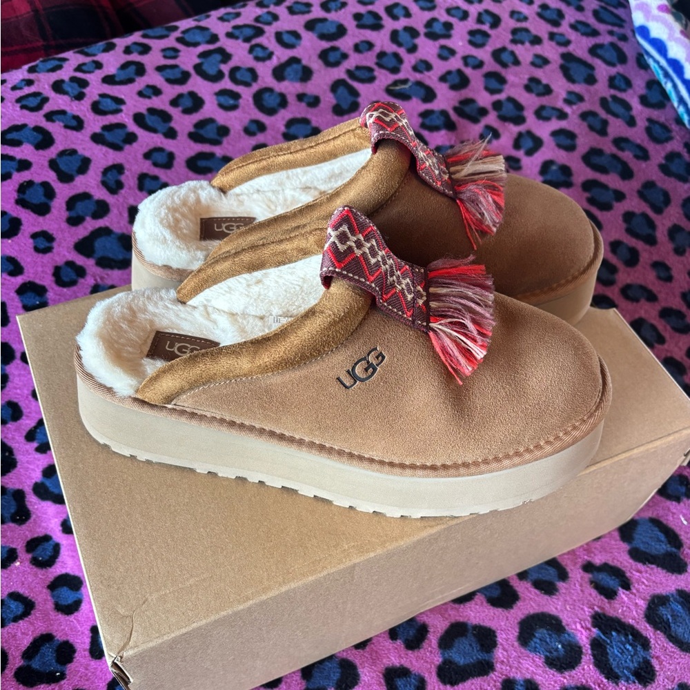 Ugg womens slip on Tazzle Slippers with bow accent. Discount Shipping!